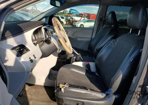 2013 Toyota Sienna Sport z USA, uszkodzony, nr VIN 5TDXK3DC8DS310754